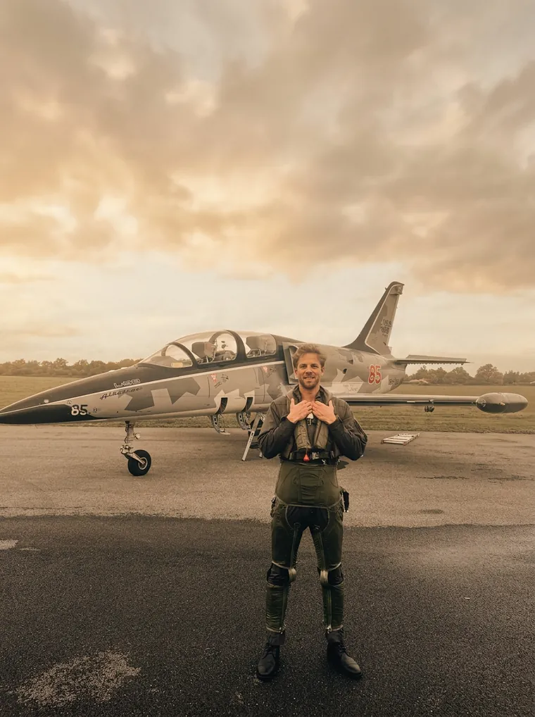 Calixte Berger, fondateur d'ALTIM, devant un jet L-39 Albatros